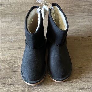 Old Navy Black Minimalist Slip-On Boots